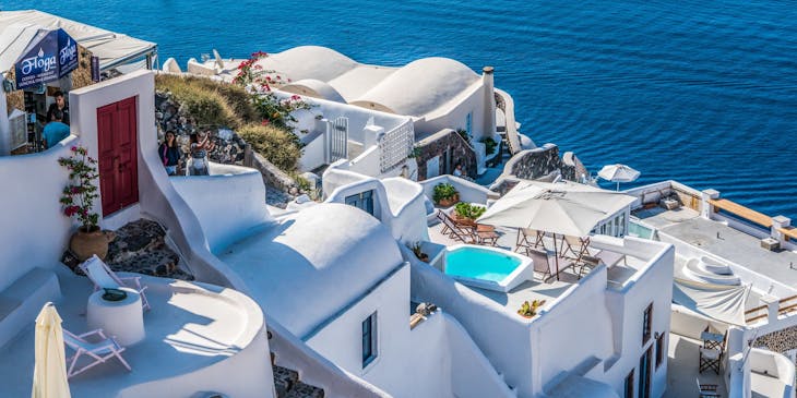 A stucco plastered buildings overlooking the ocean.