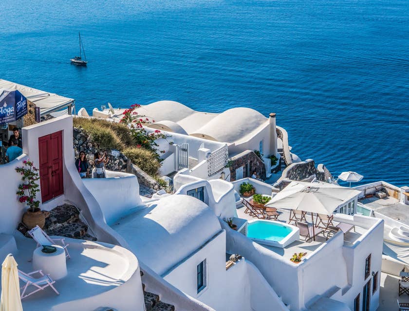Delle tipiche case greche con pareti rivestite in stucco che si affacciano sul mare.