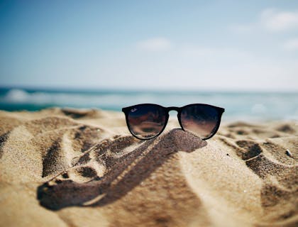 Un par de gafas sobre un montículo de arena en un negocio de lentes de sol.