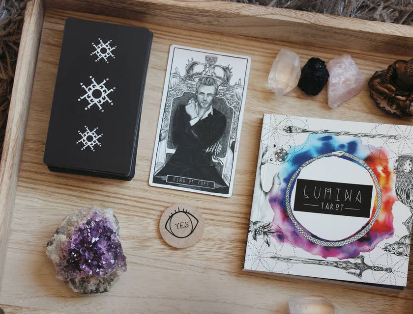 Mesa con cartas de tarot y cristales en un negocio de lectura de lo sobrenatural.
