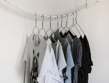 Un conjunto de camisetas colgadas en una empresa de camisetas.