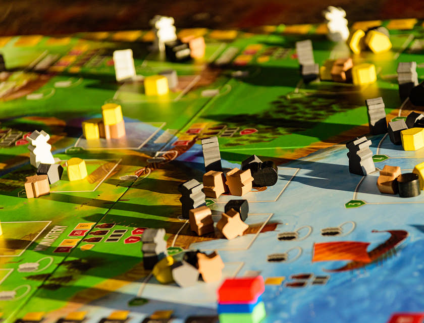 Il tabellone di un gioco da tavolo con delle pedine posizionate sopra.