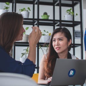 Habla con posibles clientes.