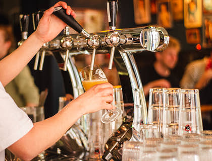 Un trabajador en el negocio de la taberna.