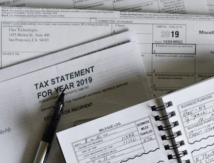 Une déclaration d'impôts et un bloc note.