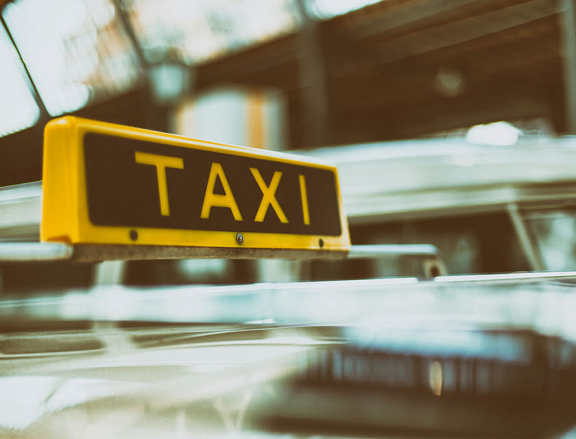 Un signe de taxi sur un taxi.