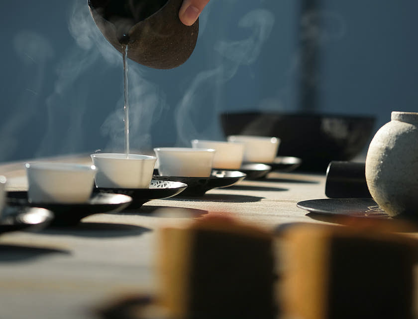 Una persona sirviendo té en un salón de té.