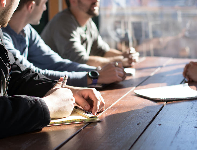 Grupo de pessoas fazendo uma atividade em uma empresa de team building