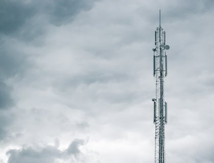 Une tour de télécommunication.