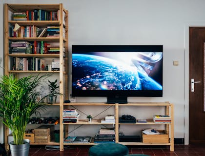 Una película comenzando en una pantalla de televisión en una empresa de servicios de televisión.