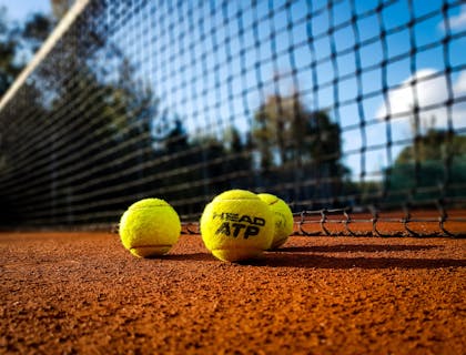 Bolas de tenis en una cancha de un negocio de tenis.