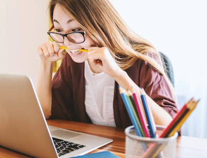 mujer estudiando para su examen