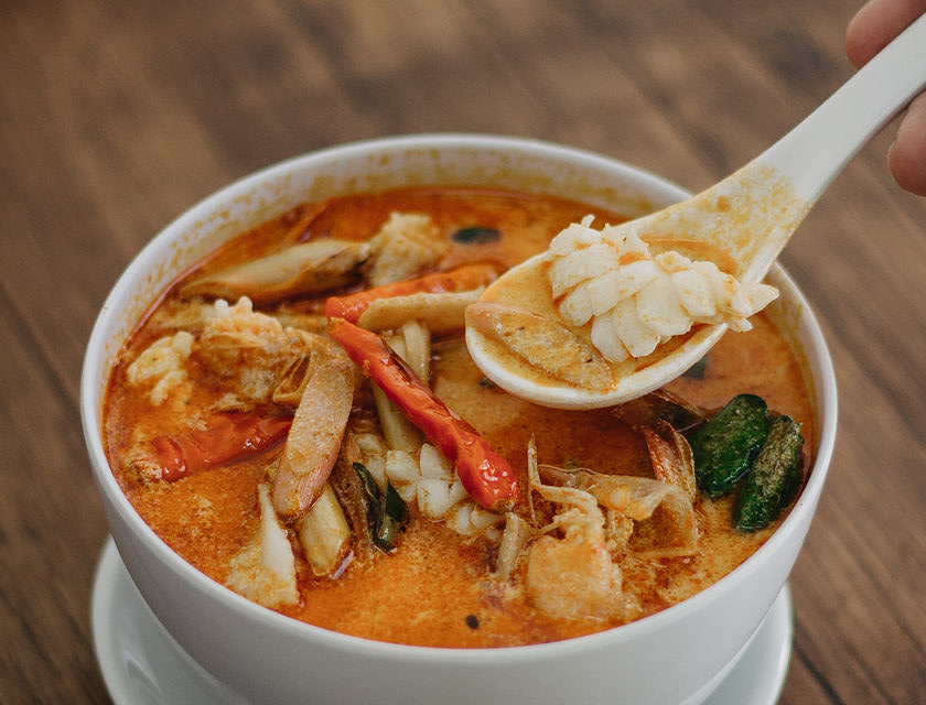 Soupe thaïlandaise à la noix de coco dans un bol en céramique blanche