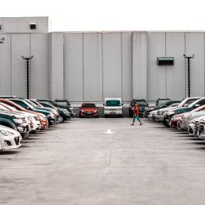 Planifica la disponibilidad de estacionamiento.