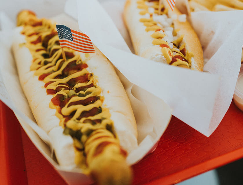 Dos hot dogs con la bandera de Estados Unidos en un restaurante estadounidense tradicional.