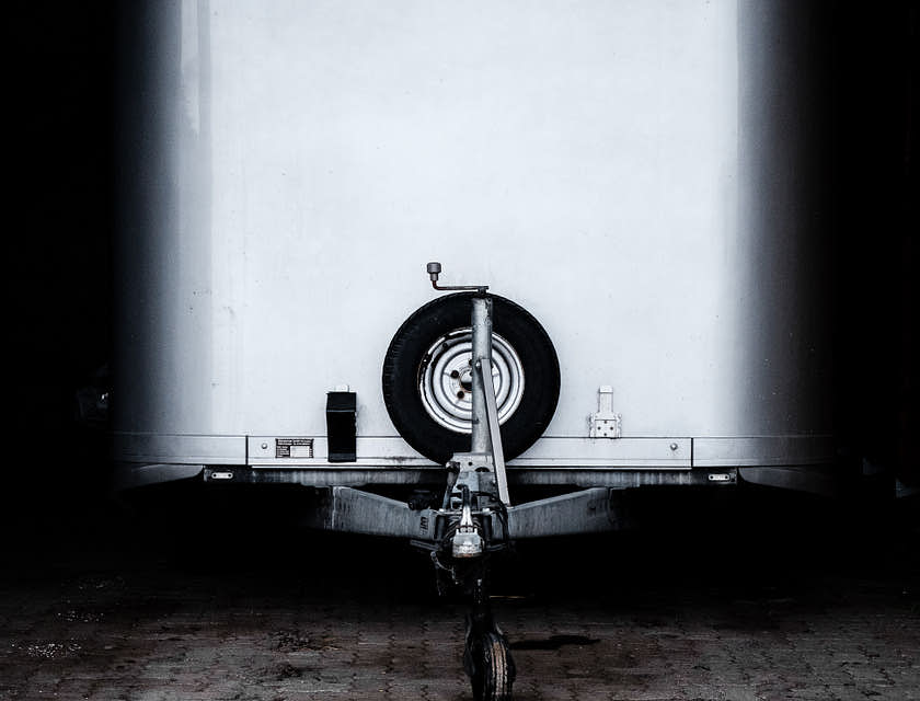 Une image en noir et blanc d'une remorque et son attelage.