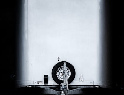 Una imagen a blanco y negro de un remolque en un negocio de renta de remolques.