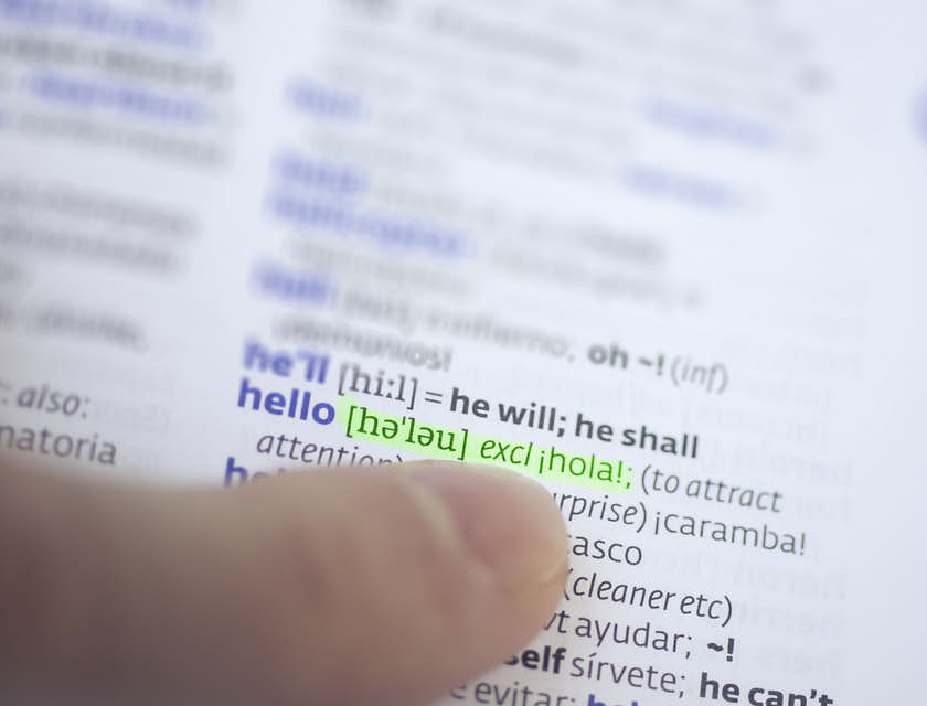 Pointer du doigt la traduction par le dictionnaire du mot "hello" mis en évidence.