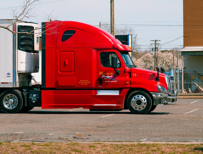 Un camion rouge et blanc dans une entreprise de transport.