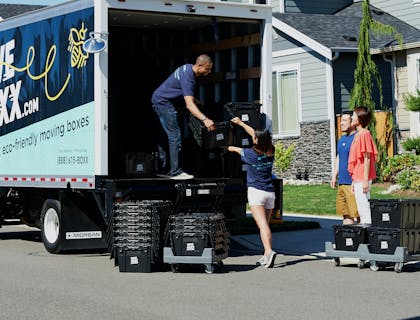 Des personnes en train d'utiliser un camion qu'ils ont loué pour déménager.