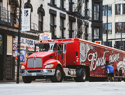 Un camion Budweiser rouge.