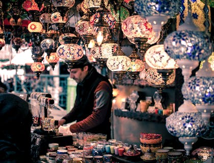 Un hombre trabajando en una empresa turca.