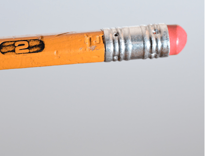 Una matita con sopra stampato il numero 2.