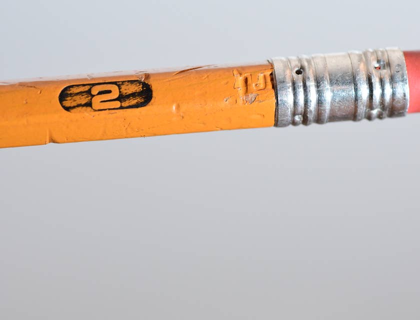 Una matita con sopra stampato il numero 2.