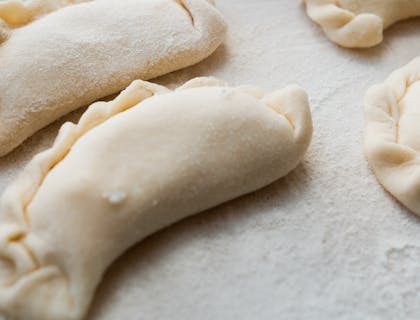 Comida ucraniana en una cocina de un restaurante ucraniano.