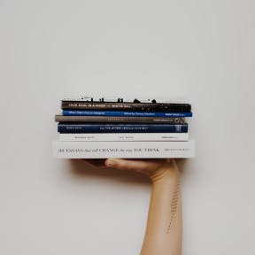 Usa diferentes recursos literarios.