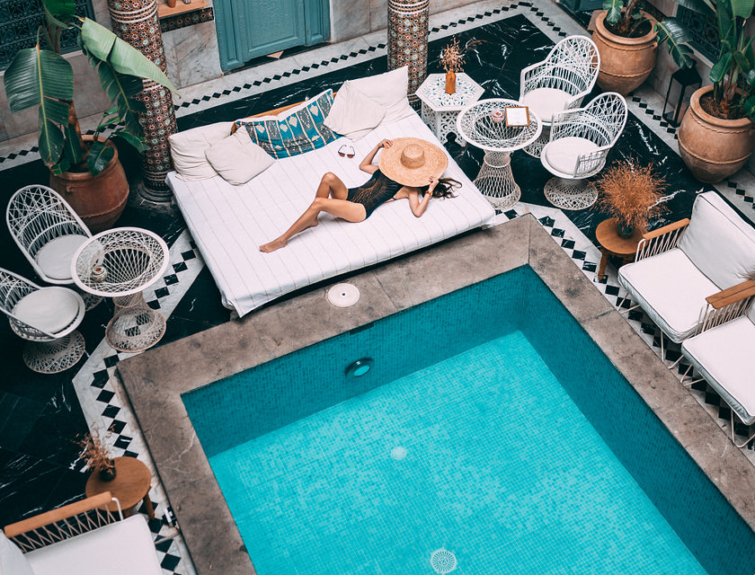 Femme qui se détends dans une location de vacances.