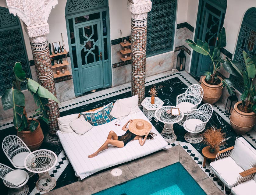 Una donna che si rilassa sul bordo di una piscina in una casa per vacanze.