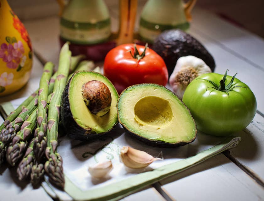 Frutas e vegetais de uma dieta vegana em cima de uma mesa.