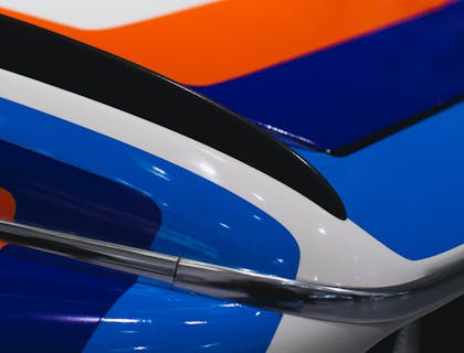 Rote, blaue und weiße Carwrapping-Folien an einem Auto.