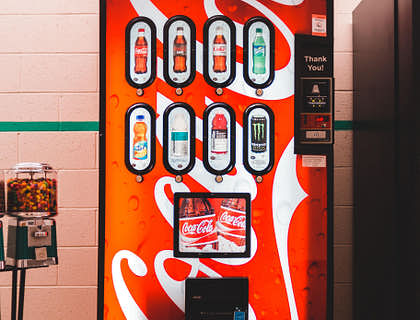 Una vending machine — o distributore automatico — accesa in un corridoio.