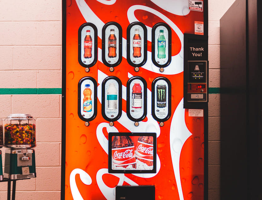 Distributeur automatique aux couleurs vives avec des boissons fraîches à vendre.
