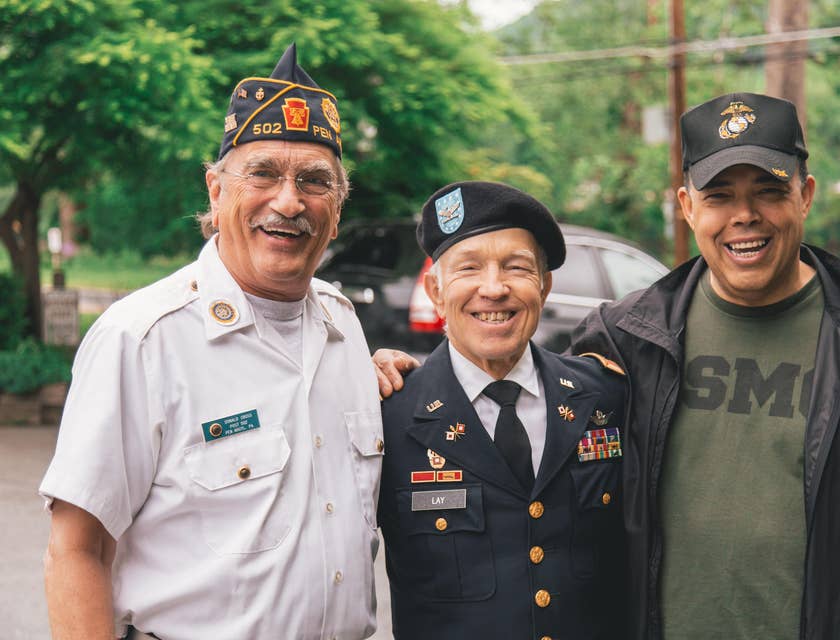 Veteranos sonriendo para una fotografía de un negocio de veteranos.