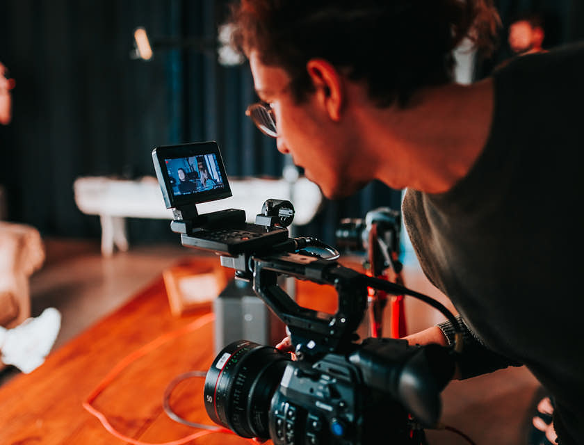 Un videógrafo grabando una escena para un video en un negocio de videografía.