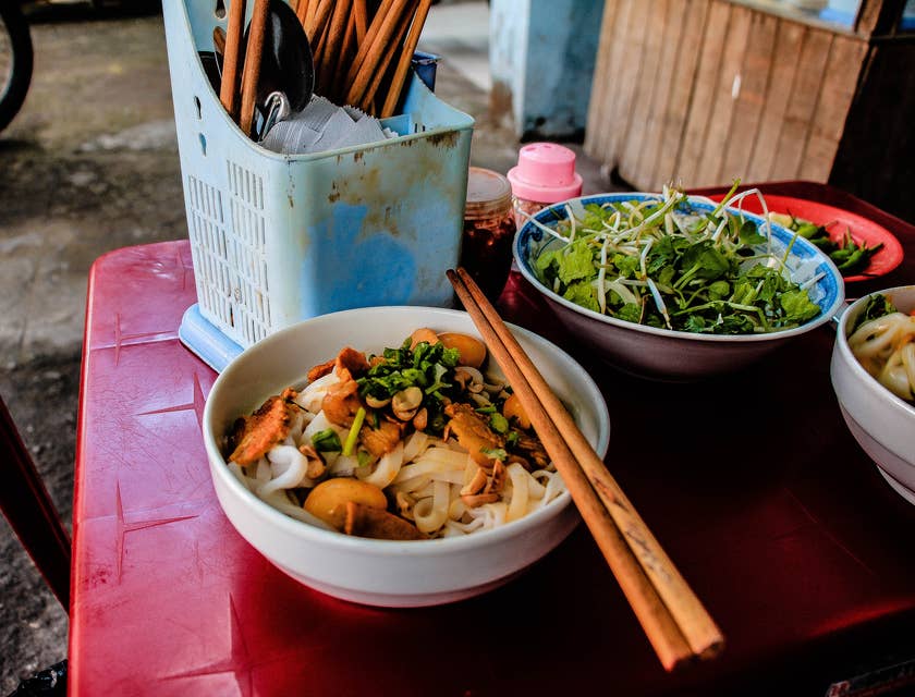Comida en una mesa de un negocio de comida vietnamita.