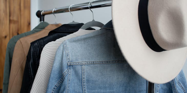 Un assortiments de vêtements accrochés dans une boutique vintage.