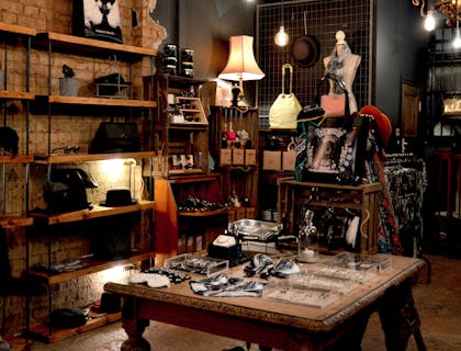 Un negozio di vintage e dell'usato pieno di accessori d'epoca e mobili usati di valore.
