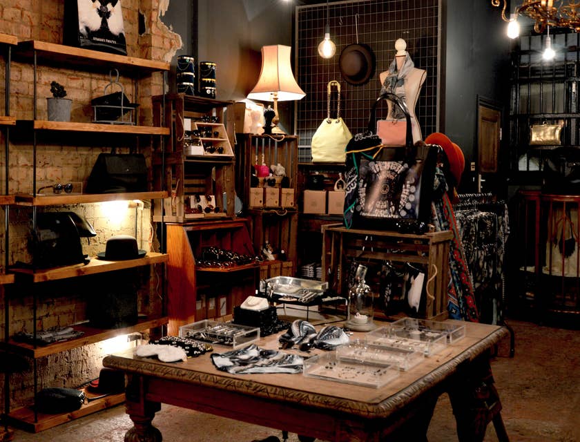 Un negozio di vintage e dell'usato pieno di accessori d'epoca e mobili usati di valore.