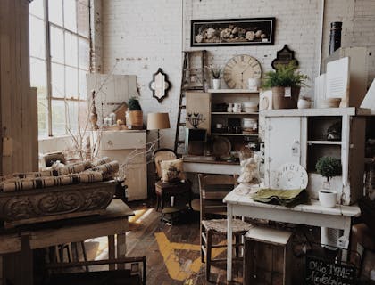 Muebles vintage en una habitación.