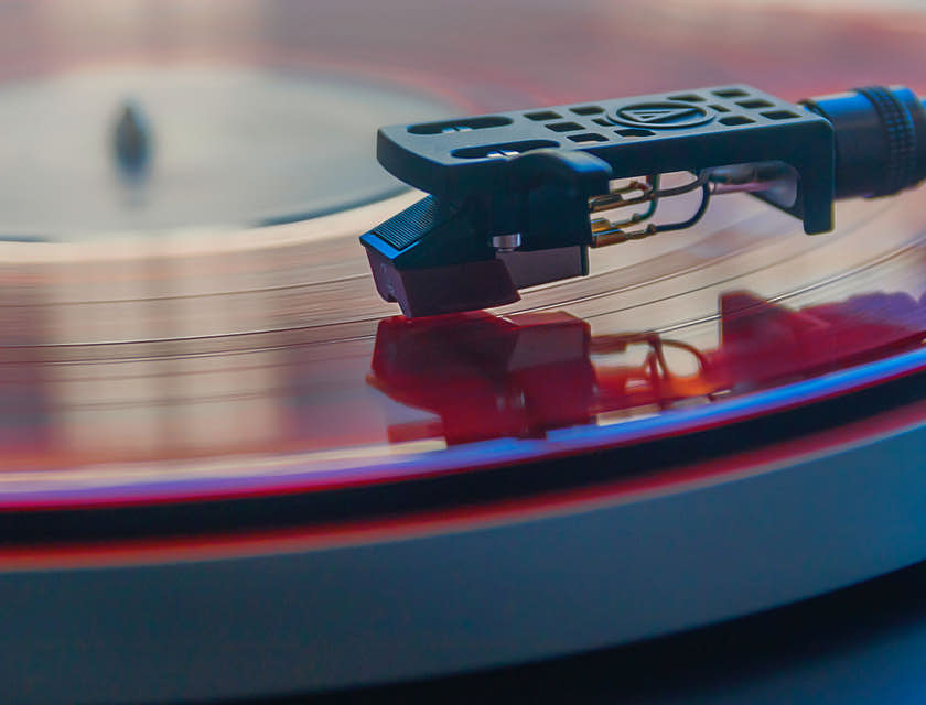 Disco de vinil tocando em uma vitrola.