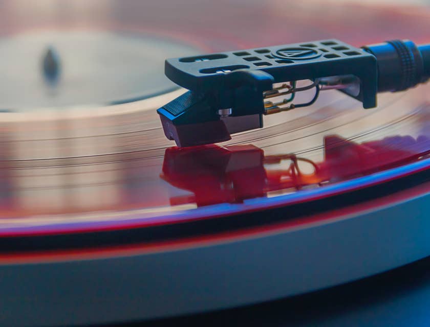 La aguja de un tocadiscos girando sobre un disco en un negocio de discos de vinilo