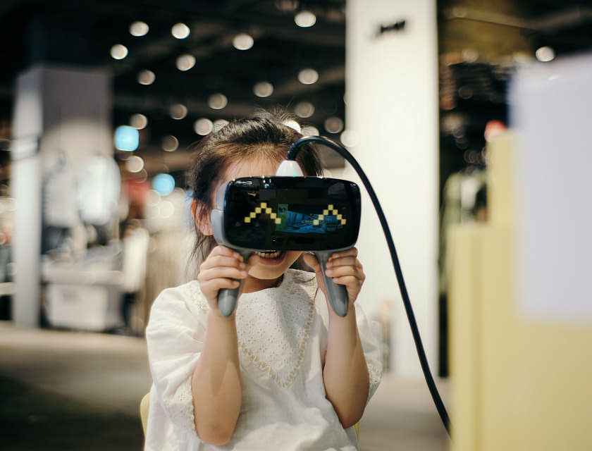 mujer joven mirando a través de unos lentes de realidad virtual
