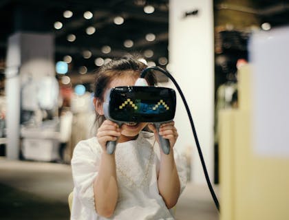 Ein Kind trägt eine VR-Brille in einem Virtual-Reality-Center.