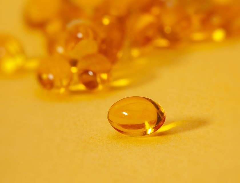 Goldfarbene Vitamin- und Nahrungsergänzungsmittel in Form von Gel-Tabletten.