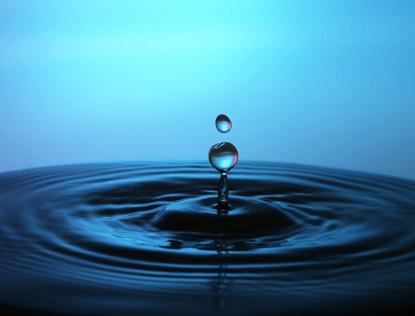 Una gota de agua pura en una empresa de purificación de agua..