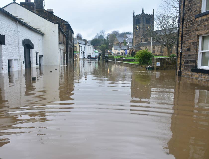 Un'inondazione in una via con delle case.